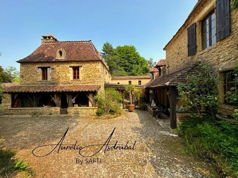 Located in Le Buisson-de-Cadouin in the Périgord Noir, Aurélie and Eric Asdrubal present this magnificent old stone residence. Close to shops, schools and transport links. The property has 25080 m² of wooded parkland, a well and an unusual tree house...