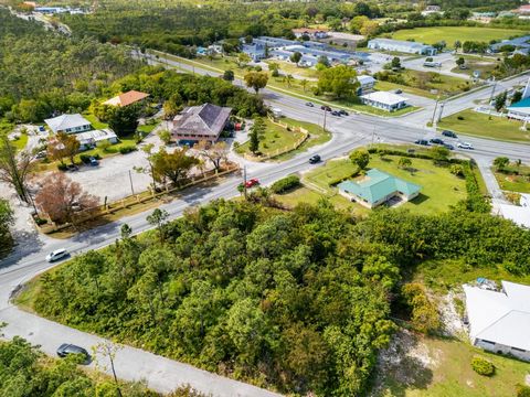 Welcome to Royal Bahamian Estates - a prime opportunity awaits you in Freeport, Grand Bahama! This expansive 22,000 square foot lot, conveniently located just off East Sunrise Highway, is your canvas for realizing your vision. Enjoy the best of islan...