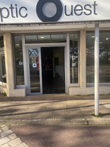 Commercial premises of 75.33 m2 rented to an optician located in a residence at the bottom of the building- 12 linear meters of window with burglary delay- reversible air conditioning - 1 office area - 1 toilet- access for people with reduced mobilit...