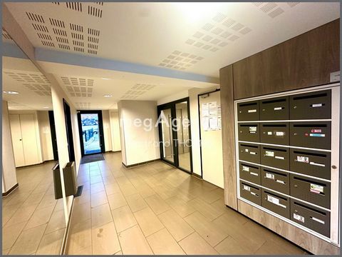 Megagence Bertrand THOMAS offers you this liberal or similar office on the ground floor of a 2015 residence. Located on the outskirts of Rennes, near the banks of the Vilaine, 10 minutes from the metro, bus stop line C6 Champ-pean, line C4 five minut...