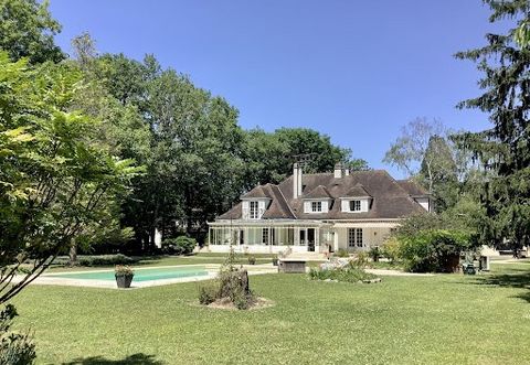 35 minutes from Paris! 10 minutes from Fontainebleau! This is an exceptional property consisting of a villa of approximately 280 m² and a landscaped park of approximately 2 hectares including a pond and a large swimming pool. A long driveway takes us...
