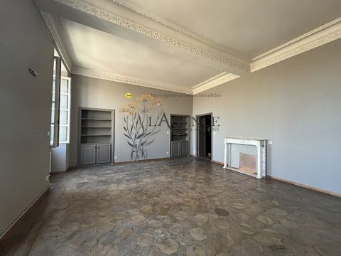 [Rare for sale] Located on Boulevard Général de Gaulle, we offer you an apartment with a surface area of 125m2, on the second floor with elevator of a beautiful neoclassical style building. The apartment is F5 type and is composed of a beautiful livi...