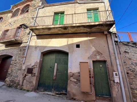 House with many possibilities. Let's renovate!! There is a reform project A municipality in the Alt Empordà where you can discover small treasures as diverse as the Orlina River or the Benedictine monastery of Sant Quirze de Colera. Rabòs is located ...