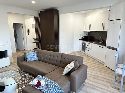 In Paço de Arcos, next to the beach, on the Marginal, on the train you will find this apartment from 1982 completely refurbished and furnished right there waiting for you. Good taste and simplicity translate into comfort. The energy certification is ...