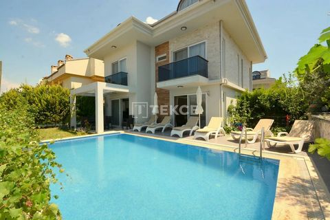 Villa met 4 slaapkamers, privézwembad en tuin in Muğla Fethiye Deze villa is gelegen in de wijk Akarca, centraal gelegen in Fethiye. Akarca, een kustplaats in het district Fethiye, onderscheidt zich als een chique wijk die een comfortabele levensstij...