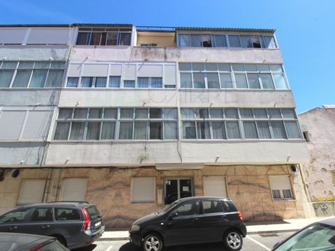 A refurbished 2 bedroom apartment located in the center of Queluz. Here are some additional features and amenities that the apartment offers: Located on the 2nd floor of a building with few fractions and no elevator. It has floating flooring in the b...