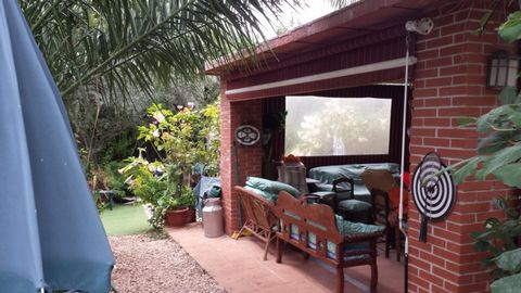 Beautiful house, located in a protected area, Los LLanos of Puzzla, in the valley of refuge of Juanar, 11 kilometers from Marbella ciudad. Very spacious house has two large living rooms one with fireplace. Porches with barbecue. It has electricity, a...