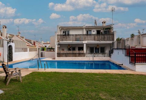 A well-maintained detached house nestled in a quiet residential neighbourhood of Playamar in Torremolinos. The beaches and chiringuitos of Playamar are a mere 5 minute walk away. Shops and restaurants are even closer. Nevertheless, this 3 bedroom det...