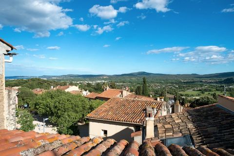 In the heart of the village of Grimaud, historic residence of about 250 m2. Renovated with beautiful old materials, it has retained a lot of charm and character. It comprises an independent kitchen, a dining room, a living room opening onto a terrace...