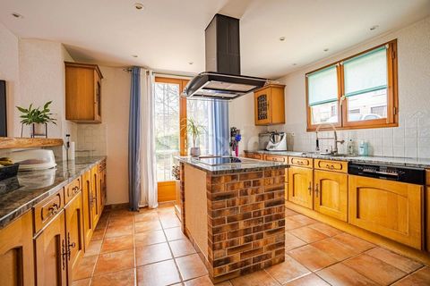 Ref 786SR: On the heights of Péron, in a quiet and discreet place, you will be charmed by this 6-room detached house of 175m2 built on a plot of 800m2. It is composed of a fitted kitchen opening onto a living/dining room with access to the terrace, a...