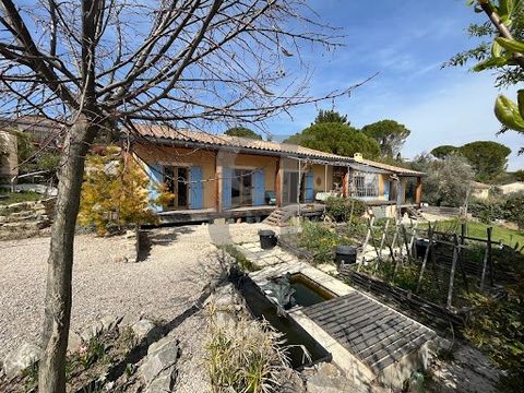 REGIO NYONS Gelegen op de hoogten van een typisch Provençaals dorp, mooie gelijkvloerse houtskeletbouw villa gebouwd in 2012. Deze woning heeft een woonoppervlakte van circa 110 m² en is geïsoleerd met tarwestro op de muren en schapenwolisolatie op d...