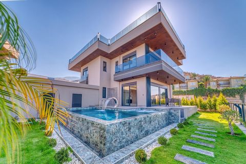 VILLA CON MAGNÍFICAS VISTAS AL MAR EN KARGICAK, ALANYA Construida en una parcela de 450 m² en Kargicak, Alanya, esta magnífica villa con una superficie útil neta de 300 m² ofrece lujo y confort juntos. ✅ 4+1 Amplia distribución de habitaciones ✅ 4 ba...