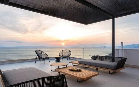 Diese ultra-luxuriöse Villa mit 4 Schlafzimmern am Meer liegt am Hang von Mavro Lithari und bietet ein unvergleichliches Wohnerlebnis mit atemberaubendem Blick auf die Athener Riviera. Mit einer Fläche von 415 m² auf 4 Ebenen auf einer 315 m² großen ...