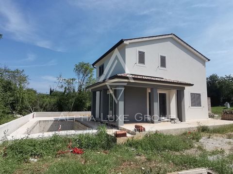 Am Rande eines kleinen, ruhigen Dorfes in der Nähe von Višnjan steht dieses freistehende Haus, das Ruhe und Funktionalität vereint. Umgeben von grünen Wiesen und Bäumen bietet diese Immobilie eine perfekte Rückzugsmöglichkeit mit modernen Annehmlichk...