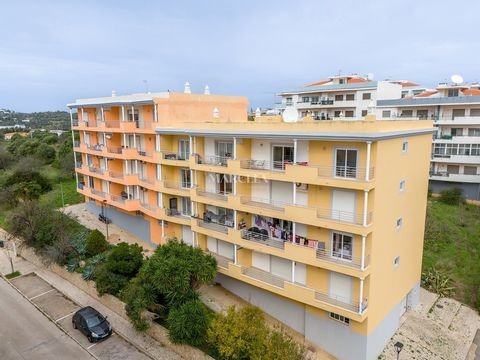 Gemeubileerd en ruim appartement met 2 slaapkamers, gelegen in de buurt van Lagos Marina en Meia-Praia. 2 slaapkamers en 2 badkamers (1 en-suite). Uitgeruste keuken. 2 balkons. Lift. Inpandige parkeerplaats. JAARLIJKSE HUUROVEREENKOMST - Bij de onder...