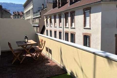 Sehr ruhige gemütliche Atmosphäre mitten im Zentrum mit großer Terrasse . ⭐ Entdecken Sie unsere schöne T2-Wohnung von 30m² befindet sich in der Rue de l'Ancien Champ de Mars in Grenoble.  -------------------------------------------------- --------...