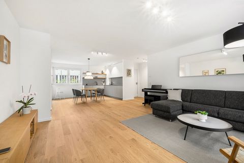 Hier trifft Hightech auf Luxus! Über 220qm Garten + 125qm Wohnfläche verteilt auf 4 Zimmern begeistern Alt und Jung! Die eigens von einer bekannten Innenarchitektin maßgeschneiderte Einbauküche (vom renommierten Schreinerunternehmen angefertigt) biet...