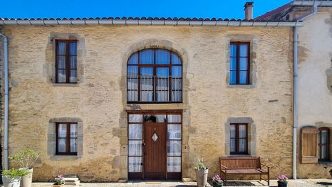 Conversión de granero de piedra de 4 dormitorios con jardines, a poca distancia del centro de Mirepoix.\n\n\nRara oportunidad de comprar una casa cuidadosamente renovada que ofrece el equilibrio perfecto entre carácter y comodidad. La propiedad cuent...