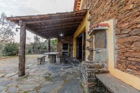 Dieses Haus befindet sich im malerischen Dorf Cerejeira in Zentralportugal, zwischen Castelo Branco und Proença-a-Nova, umgeben von Bergen und natürlichen Reize wie dem Flussstrand Couca Cerejeira innerhalb des Dorfes, kombiniert dieses Haus den rust...