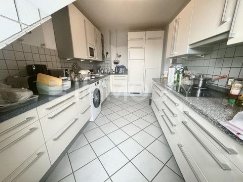 Herzlich Willkommen! Diese großzügige 4-Zimmer-Dachgeschosswohnung mit einer Wohnfläche von 106 m² befindet sich in einem gepflegten Ärztehaus im Herzen von Garbsen-Berenbostel. Die Wohnung besticht durch eine hochwertige Ausstattung und eine lichtdu...