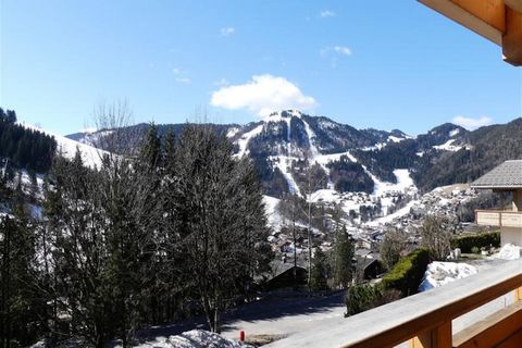 L'appartement à La Clusaz offre une charmante expérience de demi-chalet, parfaite pour accueillir jusqu'à 6 personnes. Situé à 650 mètres du centre du village dans la paisible Vallée des Confins, le chalet offre un accès facile aux pistes, avec la pi...