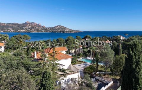 Im Herzen der legendären Corniche d'Or, in der Nähe der Strände der Bucht von Agay, befindet sich dieses wunderschöne 700 m² große Familienanwesen im Belle-Époque-Stil, bestehend aus einem Haupthaus und einem Hausmeisterhaus. Das Anwesen, das als ein...