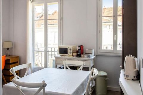 Situé dans le quartier animé des Musiciens, cet appartement lumineux et confortable de 42 m² est parfait pour un séjour de détente à Nice. Doté d'un balcon ensoleillé et de la climatisation, il offre un espace confortable pouvant accueillir jusqu'à 4...