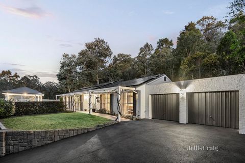 Ubicada en lo alto de la calle, en medio de un acre de jardines bien cuidados, y con exquisitas vistas panorámicas de las copas de los árboles nativos, esta residencia impecablemente presentada promete un estilo de vida familiar impresionante sin esf...