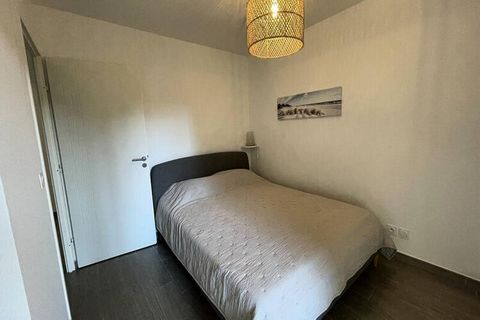 Ce spacieux appartement situé au rez-de-chaussée offre un séjour confortable et moderne avec deux chambres, chacune dotée d'un lit double, ce qui le rend parfait pour les familles ou les groupes. Le grand séjour est complété par une cuisine ouverte e...