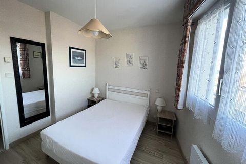 Au cœur du quartier typique de La Chaume, cet appartement avec mezzanine est situé au 3ème et dernier étage d'une résidence avec ascenseur. Il est composé d'une entrée, deux chambres avec lit de 140, una salle de bain avec lave-linge, WC séparés, une...