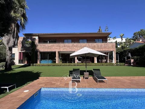 Barnes presenteert deze fantastische woning op een bevoorrechte locatie met een adembenemend panoramisch uitzicht op de zee, de stad Barcelona en een beschermd natuurgebied. Deze exclusieve villa, gelegen op het zuiden om optimaal te profiteren van n...