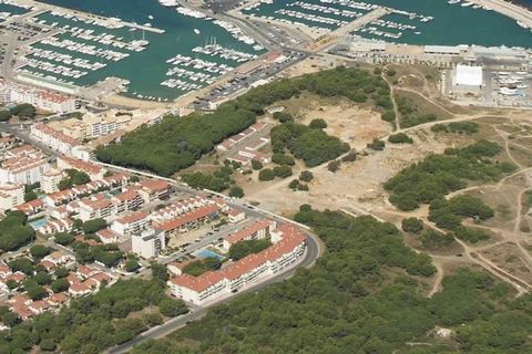 Apartament en L´Escala posseeix 2 dormitori(s) i capacitat per a 4 persones. Allotjament de 70 m². Es troba a 900 m de la platja de sorra, 900 m del supermercat i envoltada de bosc. Disposa de jardí, terrassa, planxa, piscina comunitària. La cuina am...