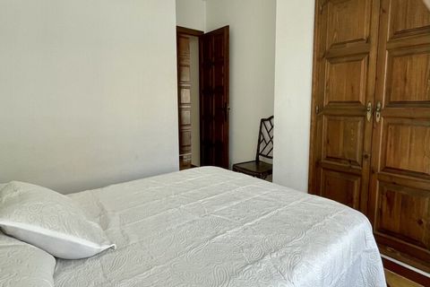 Willkommen in Ihrem Traumurlaub in l'Estartit! Diese 2-Zimmer-Wohnung mit einem durch einen Vorhang getrennten Schlafzimmer. Mit einer Kapazität für 4/5 Personen bietet dieses Juwel von 50 m² eine warme und einladende Atmosphäre. Die Wohnung bietet S...