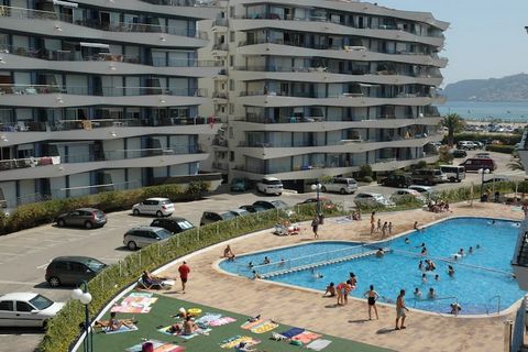 Welkom in je strandtoevlucht in l'Estartit! Dit appartement met 2 slaapkamers, geschikt voor 4/5 personen, biedt een knusse ruimte van 55 m². Gelegen direct naast het strand, biedt het betoverend uitzicht op de zee. Gelegen in een gezinsvriendelijke ...