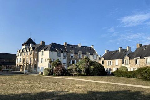 Second district of a friendly village, the Port du Crouesty Village residence distributes its traditional Breton facades just a few steps from the port as well as the ocean, on the Rhuys peninsula, between the Gulf of Morbihan and the bay from Quiber...