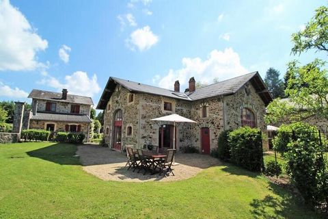 Nel cuore di una vasta tenuta agricola e forestale di 1000 ha, annesso gîte con giardino privato. allestito nelle dipendenze del castello. Piscina (10 x 5 m) condivisa con 4 case vacanze da giugno a giugno settembre a seconda delle condizioni meteoro...