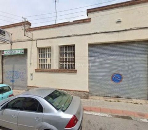 Se ofrece en venta una nave industrial en Carrer de Manresa, (Granollers) por 199.000 . Perfectamente ubicada en el barrio Font Verda, esta propiedad es ideal para una variedad de actividades industriales, logísticas o comerciales. Características pr...