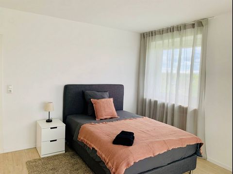 Cozy room in a 4-room apartment in Moosach, part of a women’s shared apartment. Three rooms are currently occupied by young women and we are seeking a female roommate only. Equipped with a 140 cm wide box spring bed, height-adjustable desk and ergono...