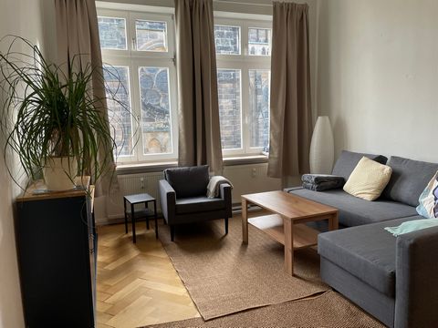 Willkommen in unserer geräumigen Wohnung mit herrlichem Blick auf die Sankt Peters Kirche. Die Wohnung verfügt über ein komplett neues Bad, neue Küche und Möbel, während der ursprüngliche Features restauriert wurde. Die Wohnung liegt absolut zentral,...