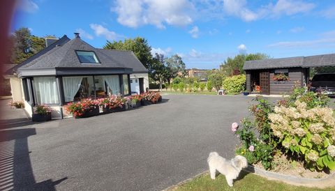 Te koop, PAIMPOL, op minder dan 1 km van de haven, het stadscentrum en winkels, prachtig eigentijds gelijkvloers huis gebouwd op een perceel van 1008 m2. Het bestaat uit een inkomhal die leidt naar een grote en lichte woonkamer met open ingerichte ke...