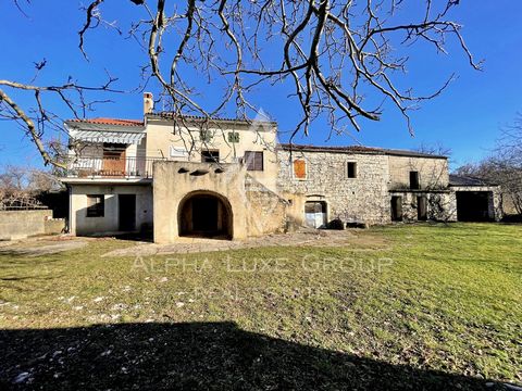 Am Rande eines charmanten Dorfes zwischen Sveti Lovreč und Kanfanar liegt diese wunderschöne Immobilie, die ein traditionelles istrisches Steinhaus, eine Scheune und einen großzügigen Hof umfasst. Das Erdgeschoss des Hauses bietet zwei Kellerräume, w...