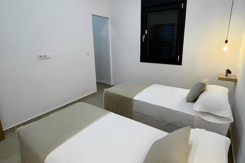 Dit ruime huis in Conil de la Frontera biedt een comfortabel verblijf met 3 aparte slaapkamers, één met een tweepersoonsbed en twee met elk twee eenpersoonsbedden. Een slaapbank in de woonkamer biedt ruimte voor maximaal 6 personen. De accommodatie i...