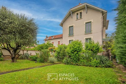 In Fontaine, this mansion from the beginning of the 20th century has been sublimated by its current owners who have managed to preserve the charm of the old while associating it with the needs of our current lives. This bright house of 224 m2 of livi...