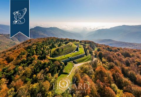 Sulla cima di una collina a 1.200 metri di altitudine sopra il mare di Finale Ligure, caratteristica località tra le più suggestive della Riviera di Ponente, è in vendita questa fortezza storica di circa 1.250 mq, edificata in un periodo compreso tra...