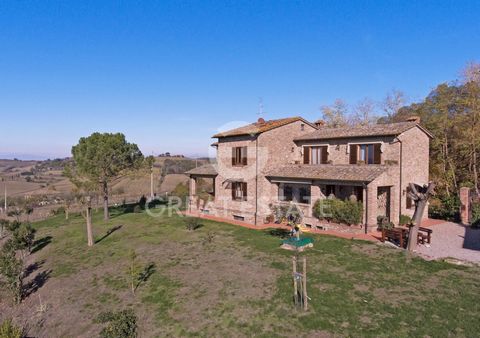 Dieses schöne Bauernhaus von 420 qm befindet sich nur 10 km von Montepulciano entfernt in einer hügeligen Lage und sehr günstig gelegen, um alle Annehmlichkeiten zu erreichen. Die Fläche verteilt sich auf drei Ebenen: Durch eine schöne Veranda gelang...