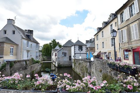 Cet appartement meublé avec goût est situé dans la ville côtière française d'Arromanches-les-Bains. La maison comporte 2 chambres et est idéale pour des vacances agréables en famille. Sur le balcon, vous pouvez profiter de l'extérieur. Arromanches-le...