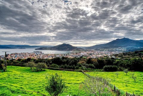 VILLA MIT AUSSICHT IN CARIÑO Cariño, 20 Minuten von Ortigueira entfernt, liegt am Eingang der Mündung. Es handelt sich um eine traditionelle Fischergemeinde mit einem Stadtgebiet mit Blick auf das Meer. Es verfügt über alle notwendigen Dienstleistung...