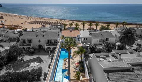 Dit buitengewone pand ligt op een van de meest begeerde locaties in Praia da Luz, direct aan het strand, en combineert twee volledig gerenoveerde en verenigde strandhuizen tot één stijlvol toevluchtsoord. Het pand is gecentreerd rond een prachtige pa...