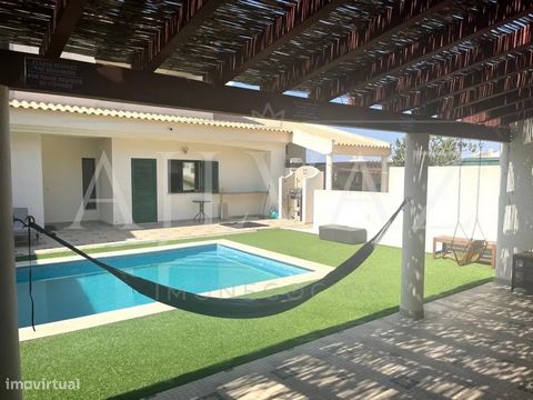 Moradia T3+1 com piscina e localizada em zona central e residencial de Albufeira- Caliços. Composta por rés do chão e primeiro andar. No rés do chão podemos encontrar uma sala de estar e de jantar ampla e luminosa com lareira e acesso direto ao terra...