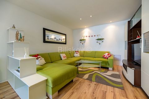 www.biliskov.com ID: 14894Donji Grad, PalmotićevaA beautiful, bright, and modern apartment of 55 m² is available for rent on the fourth and top floor of a residential building without an elevator.The apartment consists of an entrance hall, a spacious...